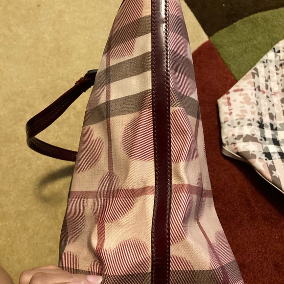 💯 Authentic red Burberry Hearts limited edition. - Picture 8 of 11